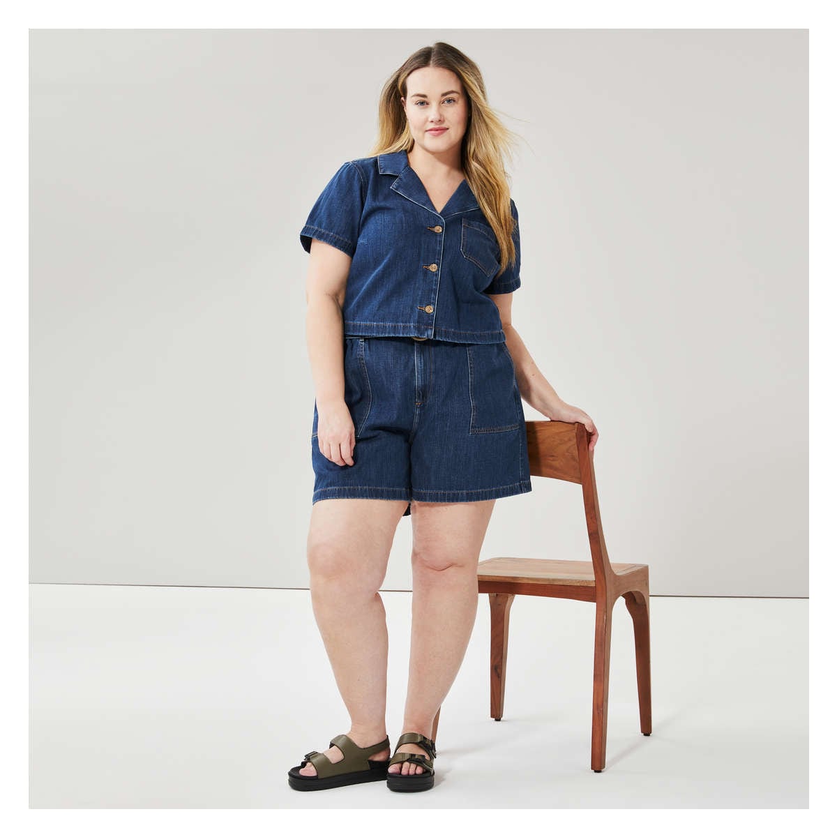 ★ ★ Women's Statement Crop Denim Shirt 47AB726 Women+ Crop Denim Shirt in Medium Wash from Joe Fresh